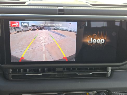 Used 2025 Jeep Wrangler Unlimited Rubicon image 20