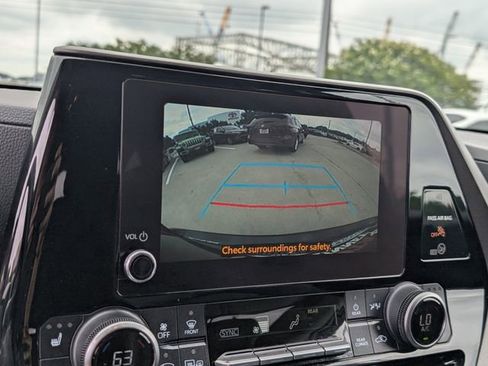 Used 2023 Toyota Highlander XLE AWD/4WD image 15