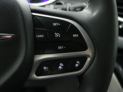 Used 2022 Chrysler Pacifica Touring-L FWD image 22
