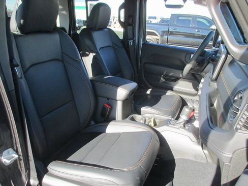 Used 2025 Jeep Gladiator Sport image 19