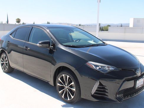 Used 2017 Toyota Corolla SE w/ Carpet Mat Package (TMS) FWD image 2