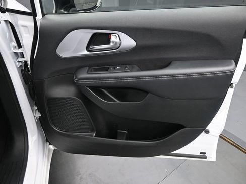 Used 2025 Chrysler Pacifica Limited FWD image 26