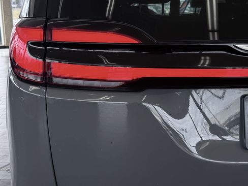 Used 2022 Chrysler Pacifica Touring-L image 12