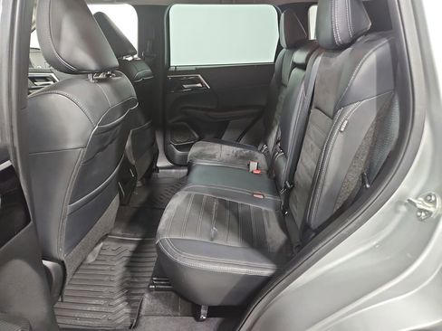 Used 2023 Mitsubishi Outlander SE image 24