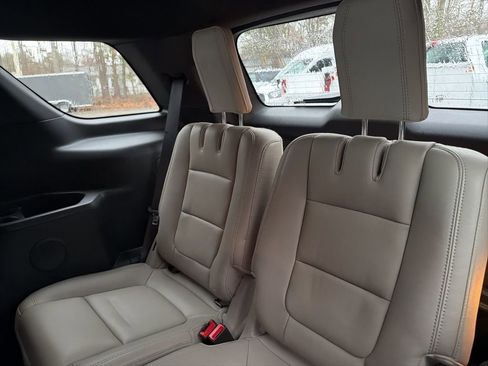 Used 2014 Ford Explorer XLT w/ Equipment Group 202A image 28