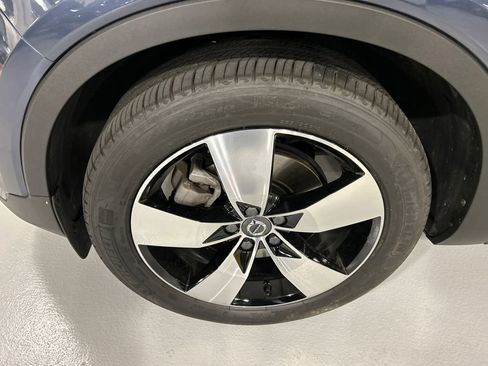 Used 2022 Volvo XC40 T5 Momentum AWD/4WD image 8