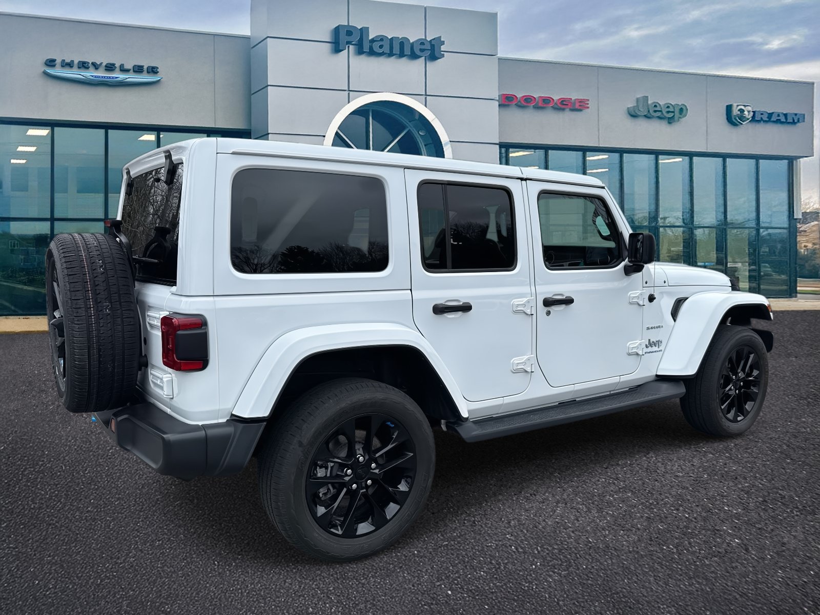 Used 2023 Jeep Wrangler Unlimited Sahara w/ Cold Weather Group AWD/4WD image 2