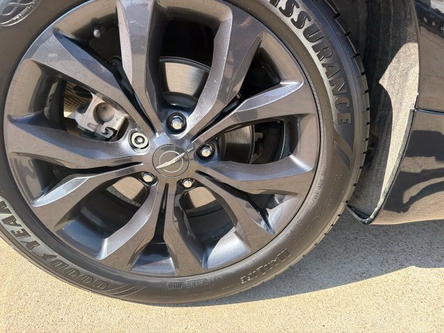 Used 2019 Chrysler Pacifica Touring-L Plus w/ Advanced Safetytec Group FWD image 12