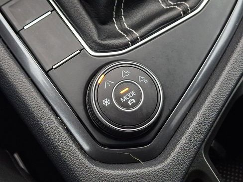 Certified 2022 Volkswagen Tiguan SE image 25