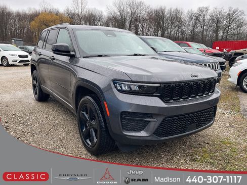 Used 2023 Jeep Grand Cherokee Altitude image 1