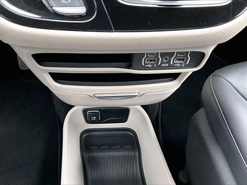 Certified 2024 Chrysler Pacifica Select image 17