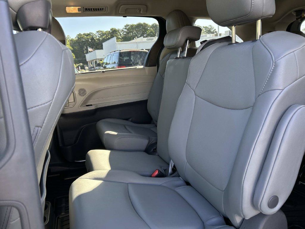 Used 2021 Toyota Sienna XLE FWD image 16