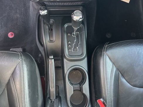 Used 2018 Jeep Wrangler Rubicon w/ Connectivity Group image 14