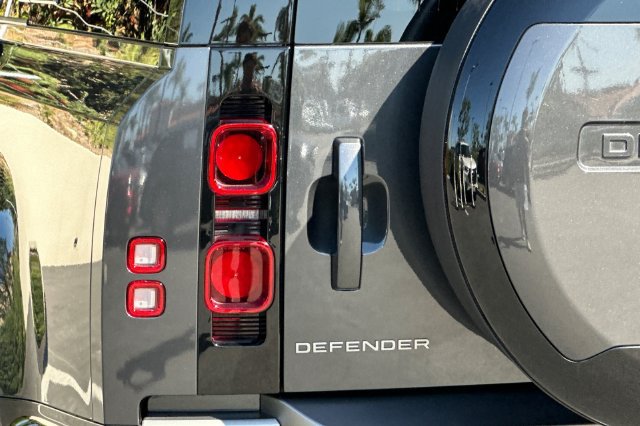 Certified 2025 Land Rover Defender 130 X-Dynamic SE AWD/4WD image 25