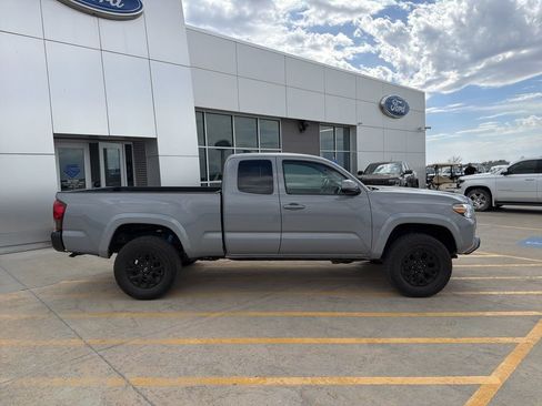Used 2019 Toyota Tacoma SR5 w/ SR5 Appearance Package (SM) AWD/4WD image 9
