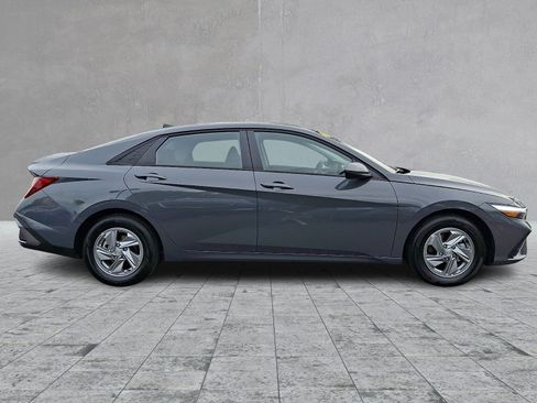 Used 2026 Hyundai Elantra SE FWD image 4