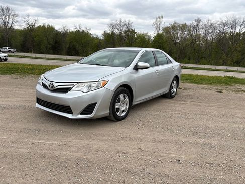 Used 2014 Toyota Camry LE FWD image 3