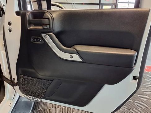 Used 2016 Jeep Wrangler Unlimited Sahara image 12