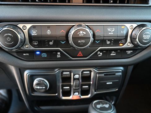 Used 2024 Jeep Wrangler Unlimited Sahara w/ Technology Group AWD/4WD image 26