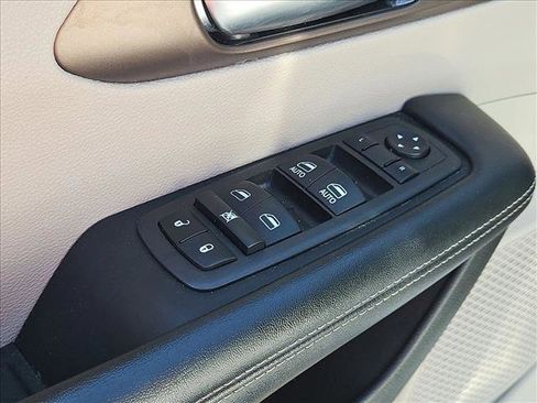 Used 2023 Chrysler Voyager LX image 12