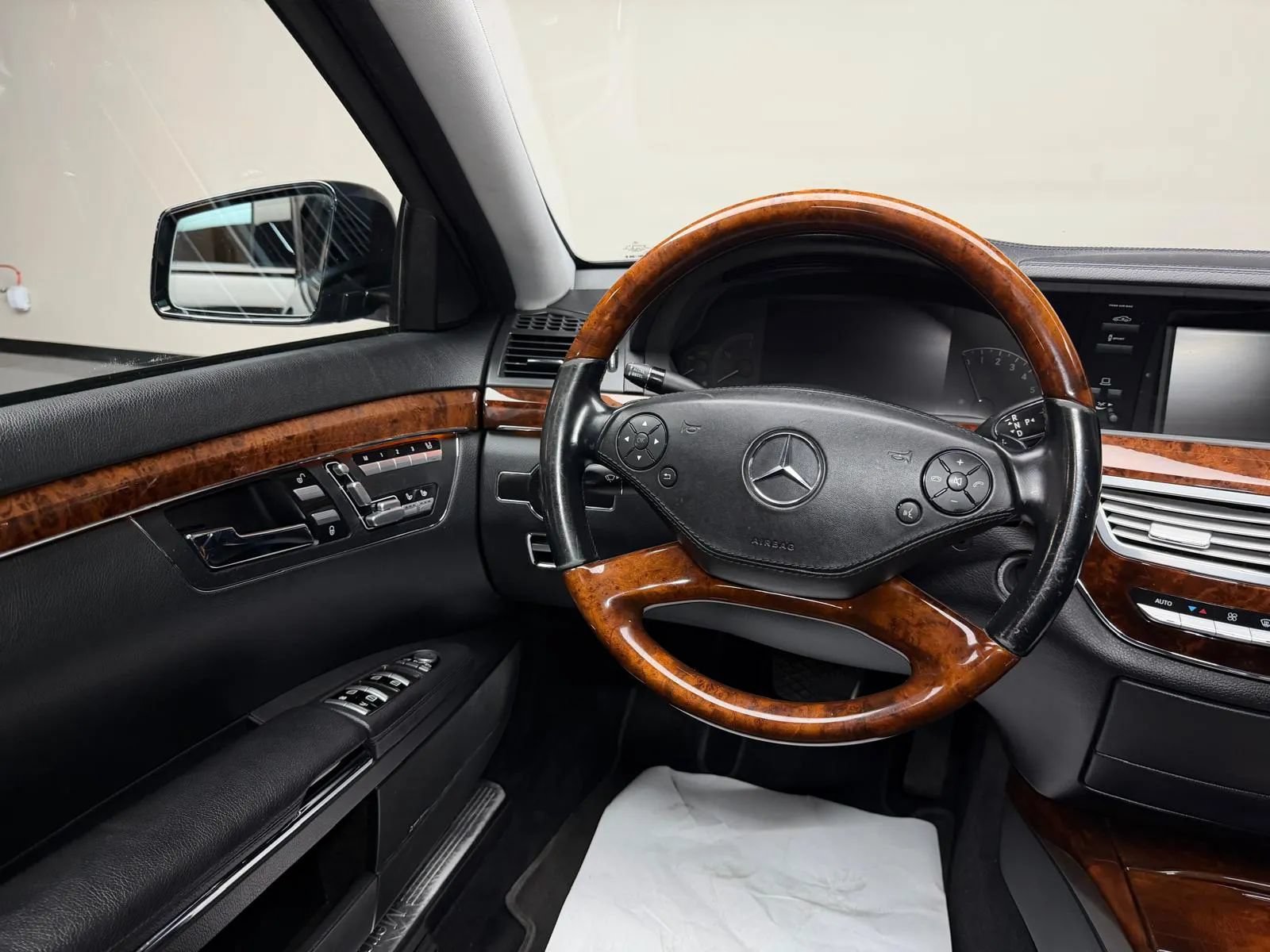 Used 2010 Mercedes-Benz S 550 4MATIC image 20