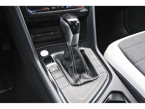 Used 2025 Volkswagen Taos SE image 31