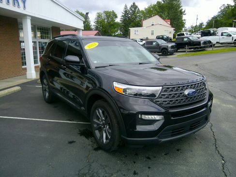 Used 2022 Ford Explorer XLT w/ Equipment Group 202A AWD/4WD image 4
