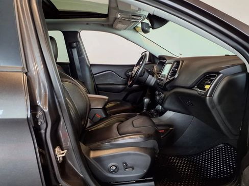 Used 2019 Jeep Cherokee Trailhawk image 12