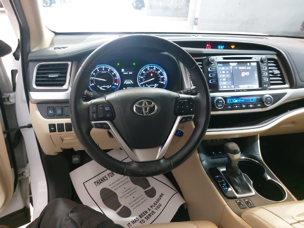 Used 2019 Toyota Highlander XLE FWD image 17