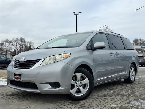 Used 2013 Toyota Sienna LE image 3