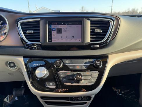 Used 2024 Chrysler Voyager LX image 27