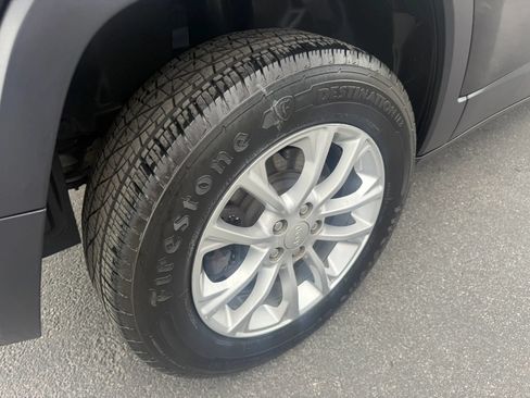 Used 2019 Jeep Cherokee Latitude w/ Popular Appearance Group AWD/4WD image 26