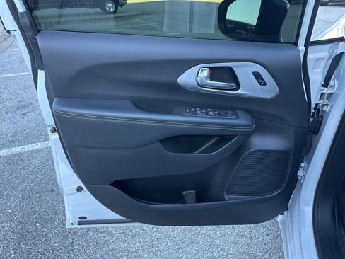 Used 2024 Chrysler Pacifica Touring-L w/ S Appearance Package image 55