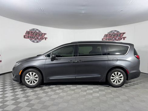 Used 2019 Chrysler Pacifica Touring-L FWD image 3