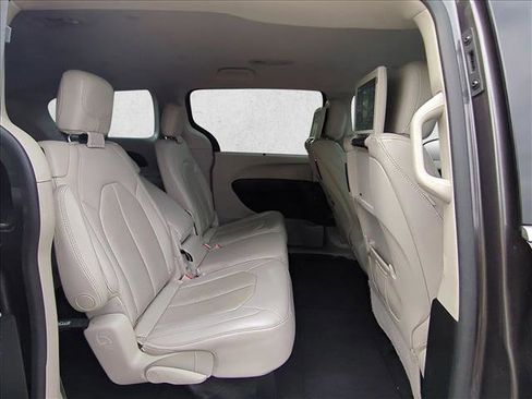 Used 2017 Chrysler Pacifica Touring-L Plus image 20