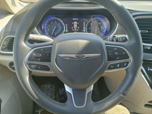 Used 2023 Chrysler Pacifica Touring-L FWD image 25