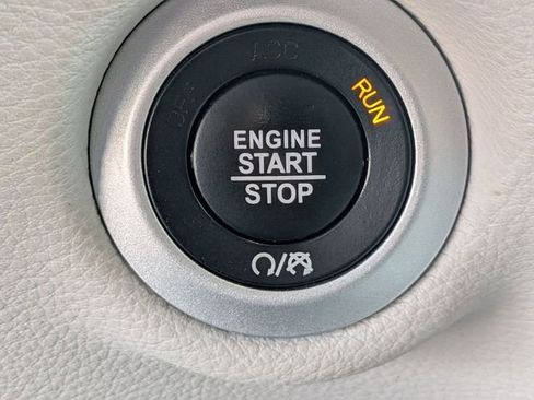 Used 2023 Chrysler Pacifica Touring-L image 19