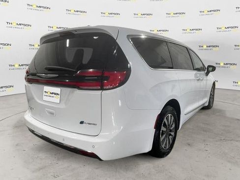 Used 2023 Chrysler Pacifica Limited FWD image 5
