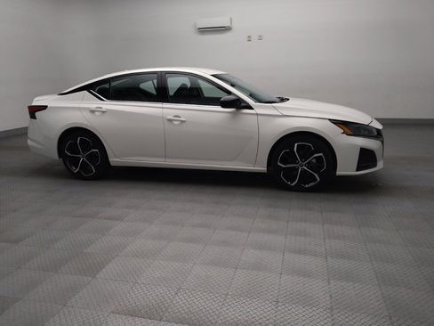 Used 2025 Nissan Altima 2.5 SR image 11