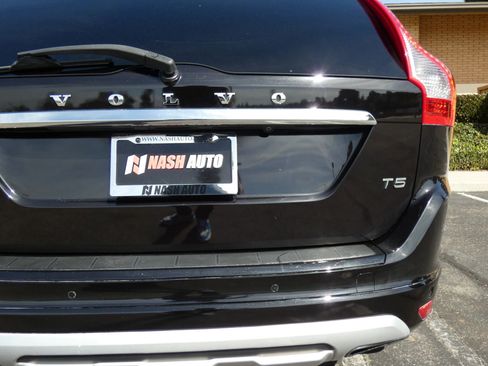 Used 2017 Volvo XC60 T5 Dynamic w/ Preferred Option Package image 9