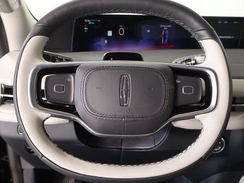 New 2026 Lincoln Navigator Premiere AWD/4WD image 3
