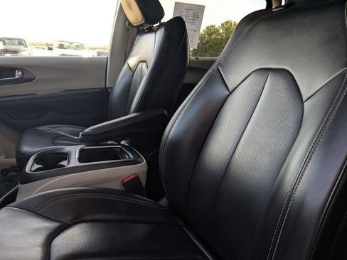 Used 2023 Chrysler Pacifica Touring-L FWD image 26