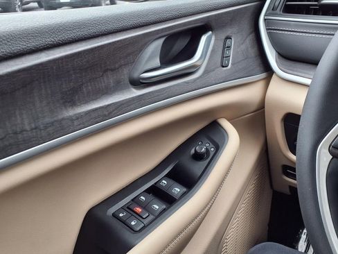 Used 2023 Jeep Grand Cherokee L Limited image 17