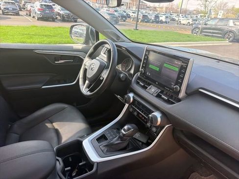 Used 2022 Toyota RAV4 XLE Premium image 14