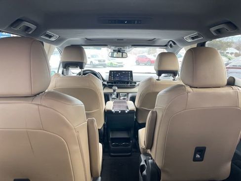 Used 2024 Toyota Sienna XLE image 7