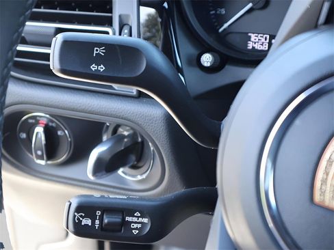 Used 2025 Porsche Macan image 32