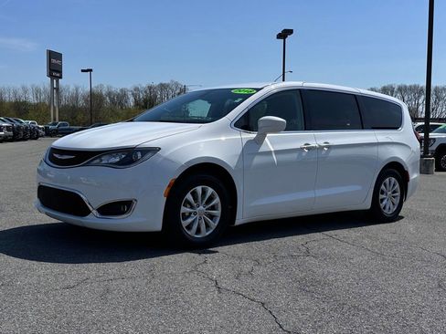 Used 2018 Chrysler Pacifica Touring Plus FWD image 2