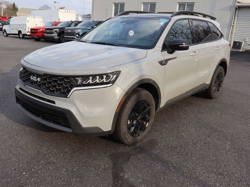 Used 2022 Kia Sorento S w/ Panoramic Sunroof Package image 2