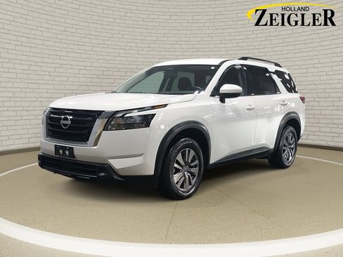 Used 2025 Nissan Pathfinder SV image 1