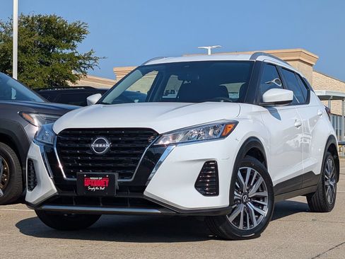 Used 2022 Nissan Kicks SV FWD image 2
